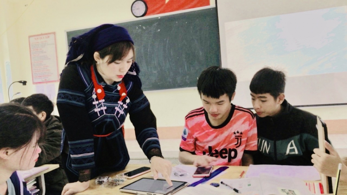 Cô giáo Hà Nhì ứng dụng công nghệ thực tế ảo trong dạy học